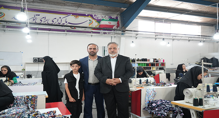 افتتاح واحد تولیدی همای رحمت، مشهد، اردیبهشت ماه سال1404، بنیاد بین‌المللی خیریه آبشار عاطفه‌ها، محمدجواد فولاد ،مدیرعامل بنیاد بین‌المللی خیریه آبشار عاطفه‌ها در کنار مسؤول مشارکت‌های مردمی سازمان بهزیستی و معاون کمیته امداد امام خمینی خراسان رضوی
